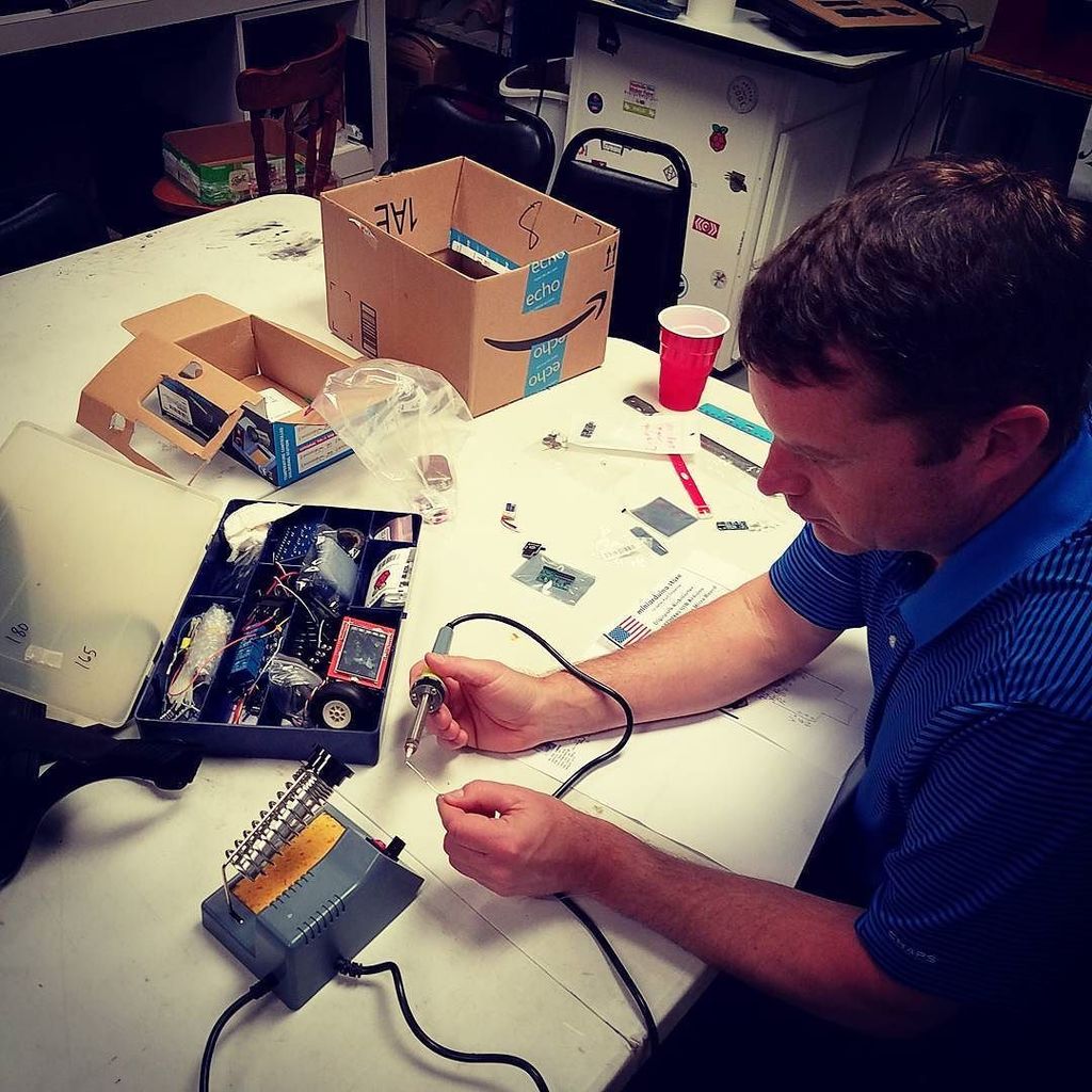 TheMakerStation's tweet image. Hey Darrell, whatcha makin?
#devbug meetup #makersgonnamake #makerstation #marietta #maker… ift.tt/2mI6qHu