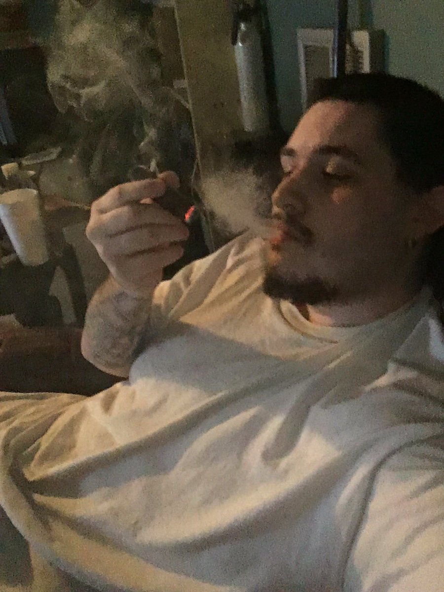 donwantee's tweet photo. #cigars #newworldcigar #cigarsmoke #greatcigar #chillin #listeningtomusic #manroom #smokeden https://t.co/vJo2cvMGSj