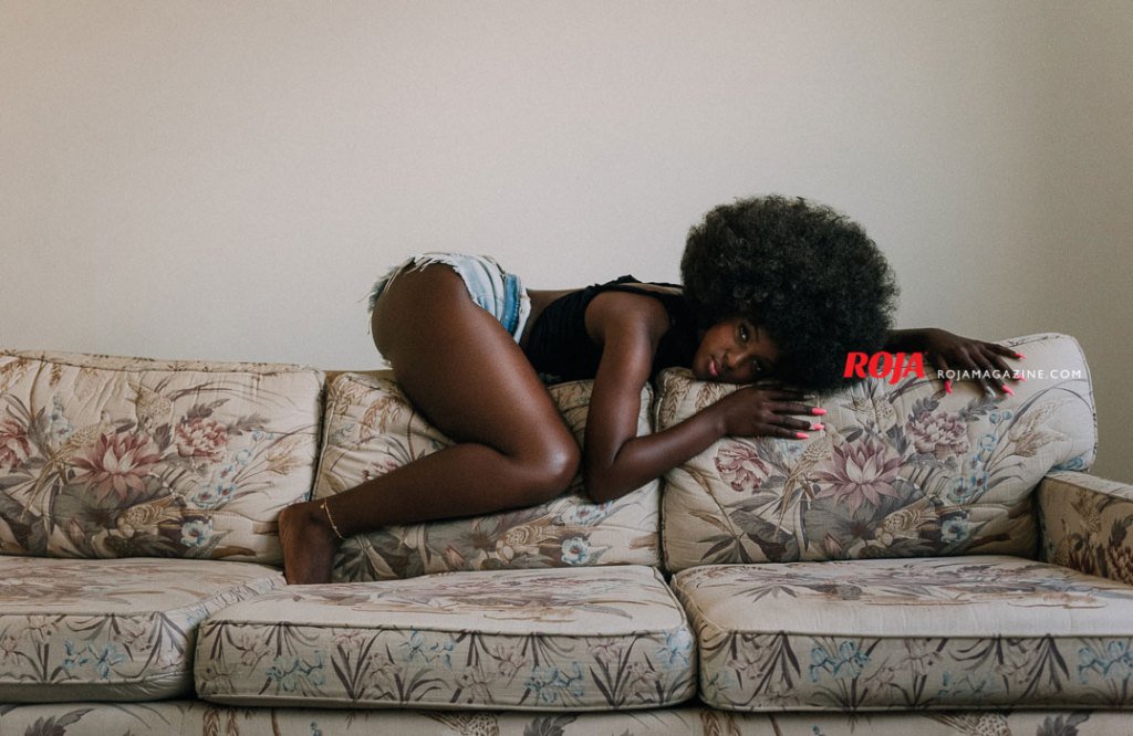 Amara La Negra, Sola en el sofa rojamag.com/amara-la-negra…