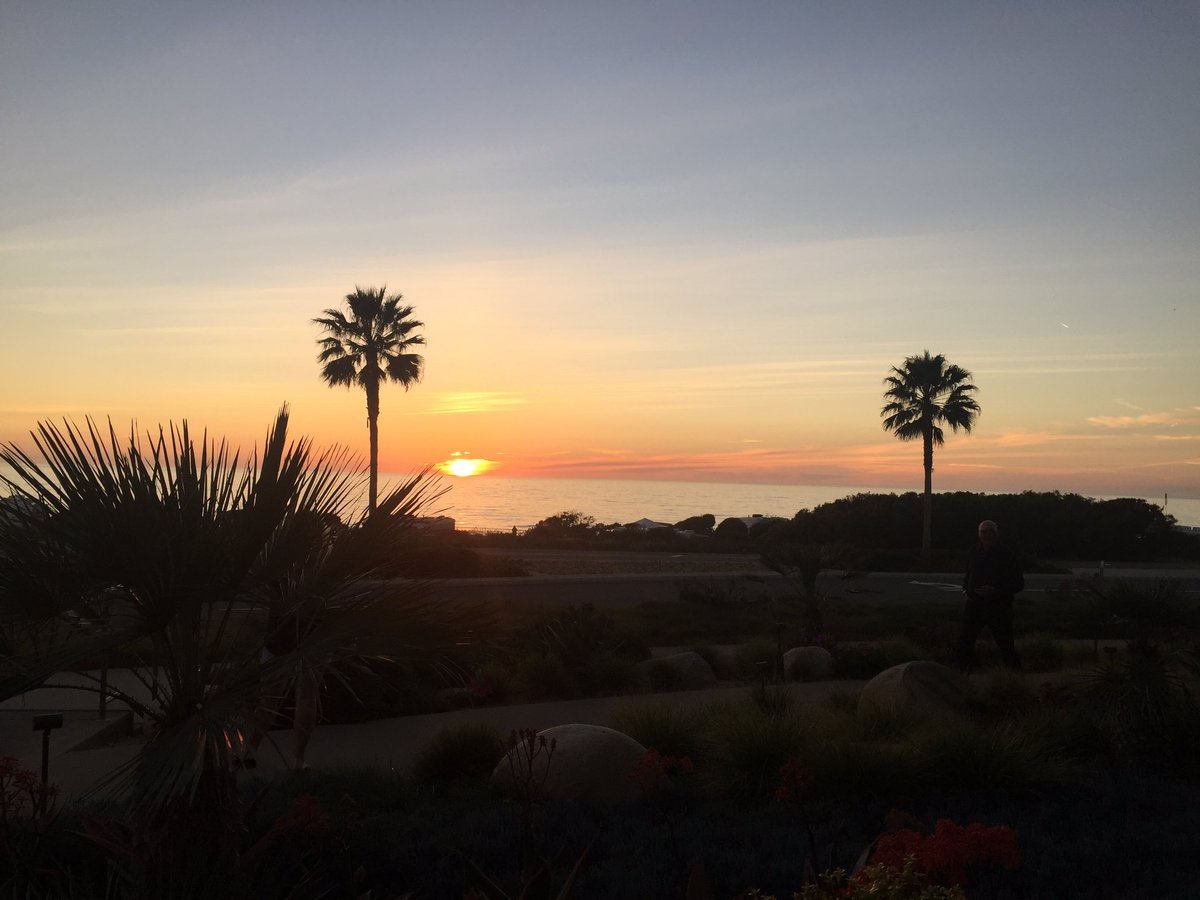 Tom_Richert's tweet photo. Dinner by the Pacific to close out the Lean Transformation Summit #lean17 https://t.co/G4WBa2GL1B