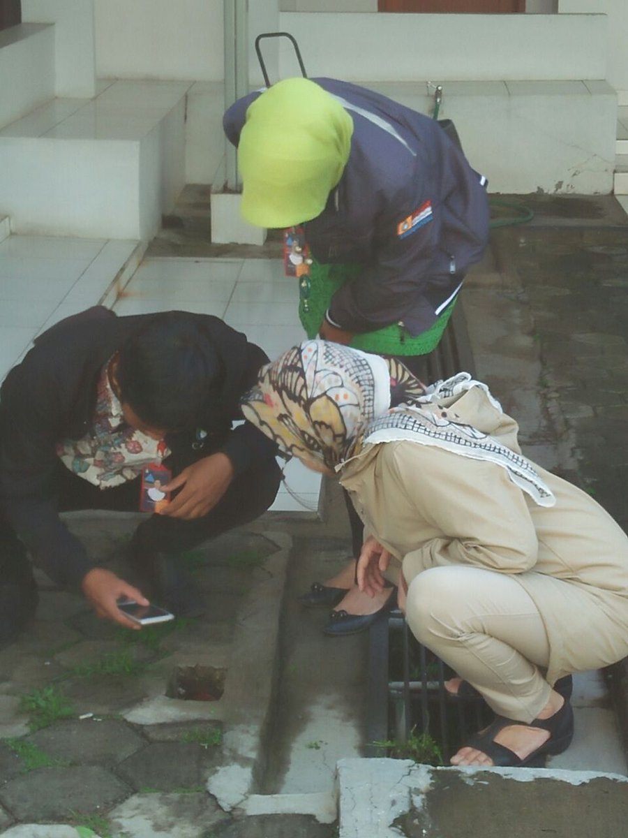 PERUMDA Tirtawening Kota Bandung (@tirtawening_bdg) on Twitter photo Petugas Pencatat Meter Wilayah Timur sedang melakukan pengecekan meter didampingi oleh Ibu Diram <a href="/ambutiti/">Titi Rachmawati</a> dan Ka.Cater <a href="/meliugi/">meliana sapartini</a> Petugas Pencatat Meter Wilayah Timur sedang melakukan pengecekan meter didampingi oleh Ibu Diram <a href="/ambutiti/">Titi Rachmawati</a> dan Ka.Cater <a href="/meliugi/">meliana sapartini</a>