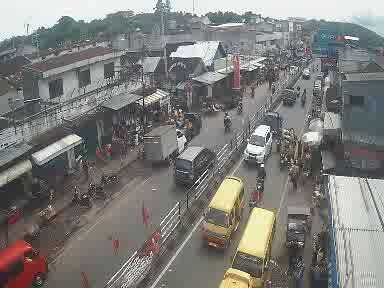 09.23 WIB arus lalu lintas depan pasar projo ambarawa terpantau ramai, hati hati dalam berkendara #polripromoter