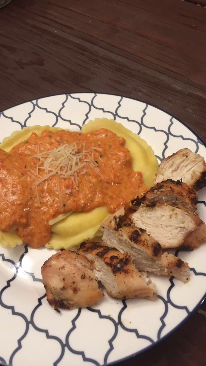 HollyQM13's tweet photo. Homemade roasted red pepper alfredo sauce with ravioli and grilled chicken breast. #ChefHolly 💋 https://t.co/HaGL0jwOHO