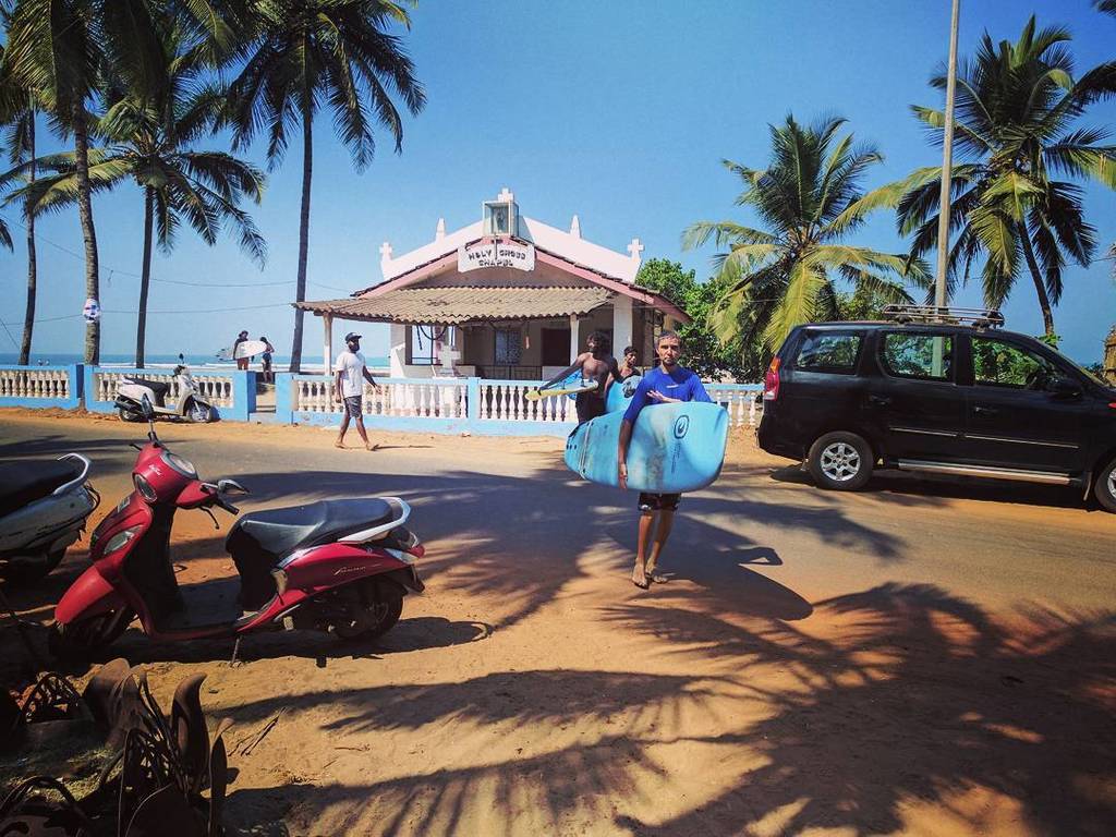 Boys returning from their morning surf lessons. The waves looks good this morning and the … ift.tt/2mIzui1