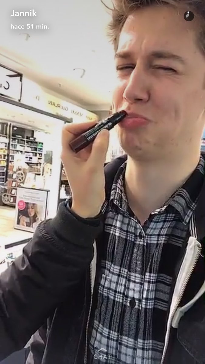 JannikFans's tweet photo. Learning to do make up with @jannikbrunke https://t.co/PpNILrRTL9
