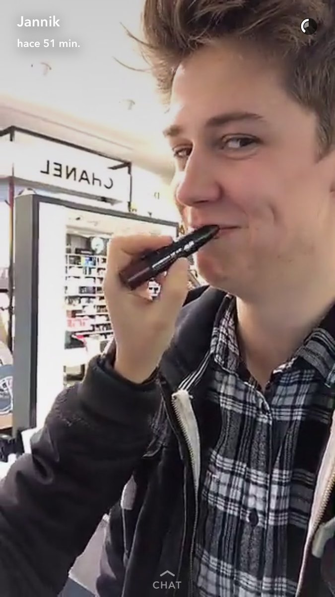 JannikFans's tweet photo. Learning to do make up with @jannikbrunke https://t.co/PpNILrRTL9