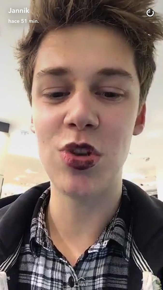 JannikFans's tweet photo. Learning to do make up with @jannikbrunke https://t.co/PpNILrRTL9