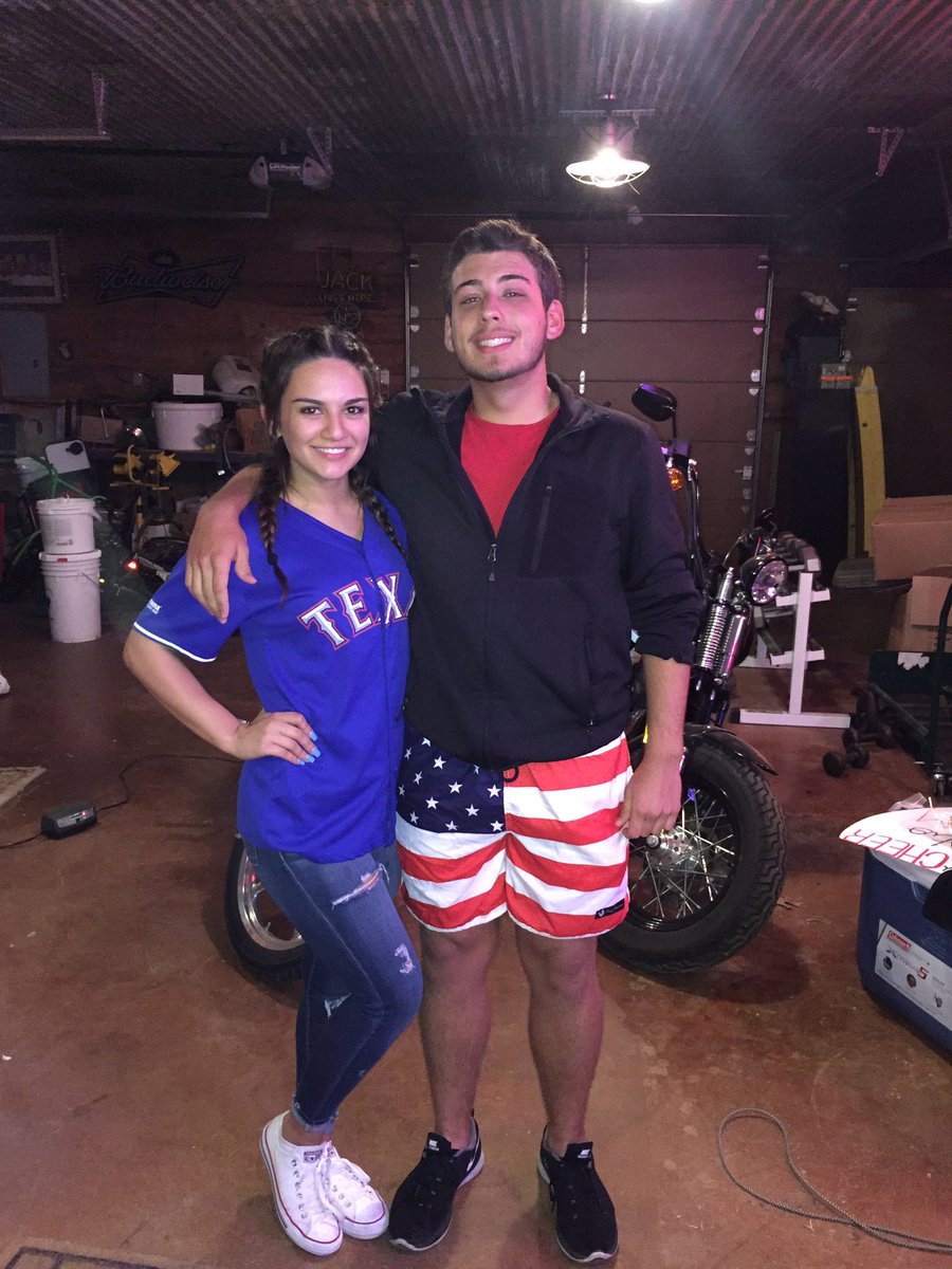 RiggsPhillip's tweet photo. Happy birthday @UribeAlexandra I hope it's great!🎉🎉🎊🎉🎉 https://t.co/rWfaWtqvrI