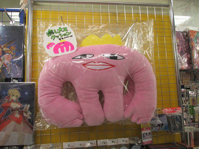 アニメイト熊本 癒し大王入荷しました 江口拓也の俺たちだって癒されたい の癒し大王 の大きさを手に持って表現しました そしてキャラスタッフ渾身の癒し大王のイラスト 載せたかったんです クッションは新番組コーナーの一番目立つところに