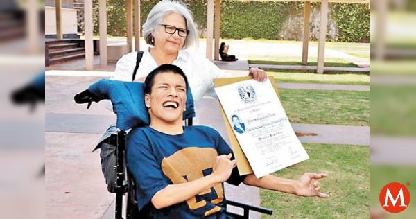 Milenio's tweet photo. #ParaPresumir | Joven con parálisis cerebral se titula con honores en la #UNAM 👏https://t.co/xg6WGVVa52 https://t.co/Ha4ArJi4ap