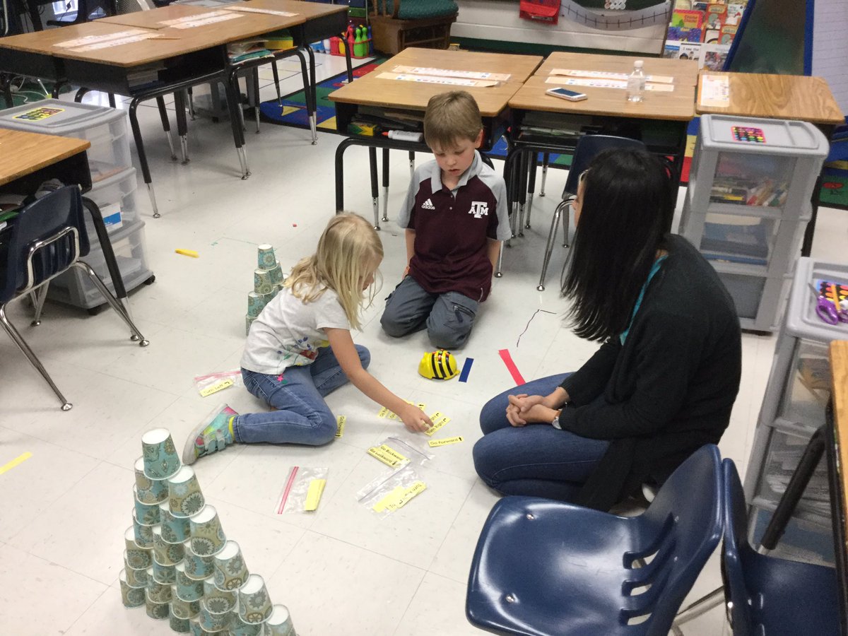rosemarylara96's tweet photo. Robotics and coding club with @melinda_valdez1. #BeeBot #Kinders&Firstgraders #SteubingStrong #BrainWork #DoYouEvenCode? https://t.co/HKomtlLAKK