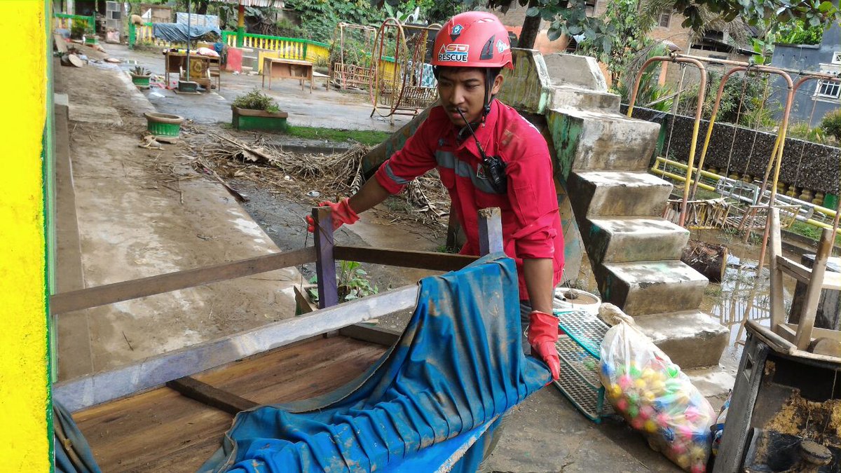 Tim SDR membersihkan ruangan di salah satu Paud dan Tk Asia, Pasar Runsang Kec. Pangkalan Kab. <a href="/LimapuluhKota/">Kab. Limapuluh Kota</a> | foto: @SekolahRelawan