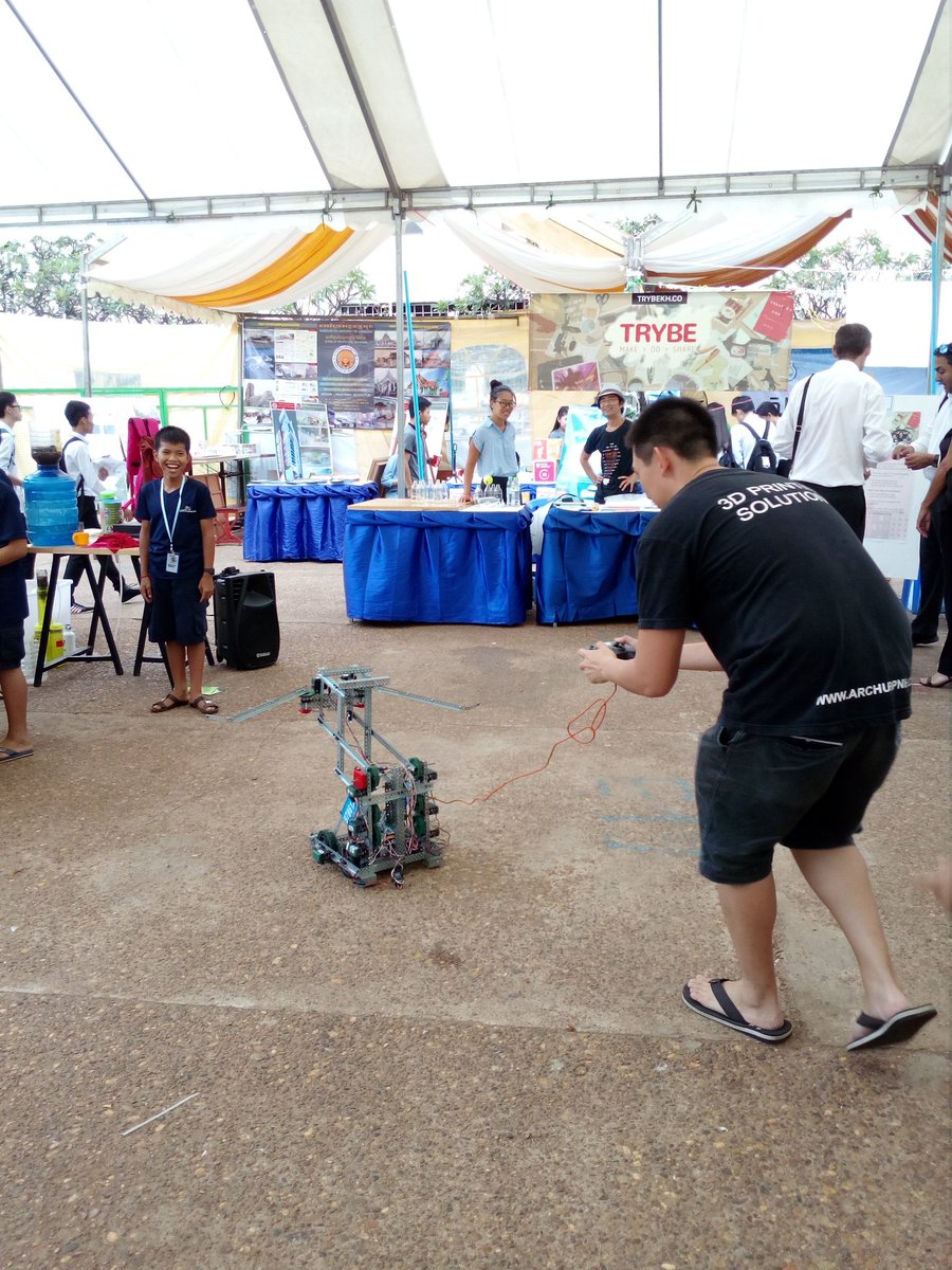 ARChubPNH's tweet photo. Phnom penh #makerfaire #csef2017 day 1 https://t.co/0P1Kywc5uy