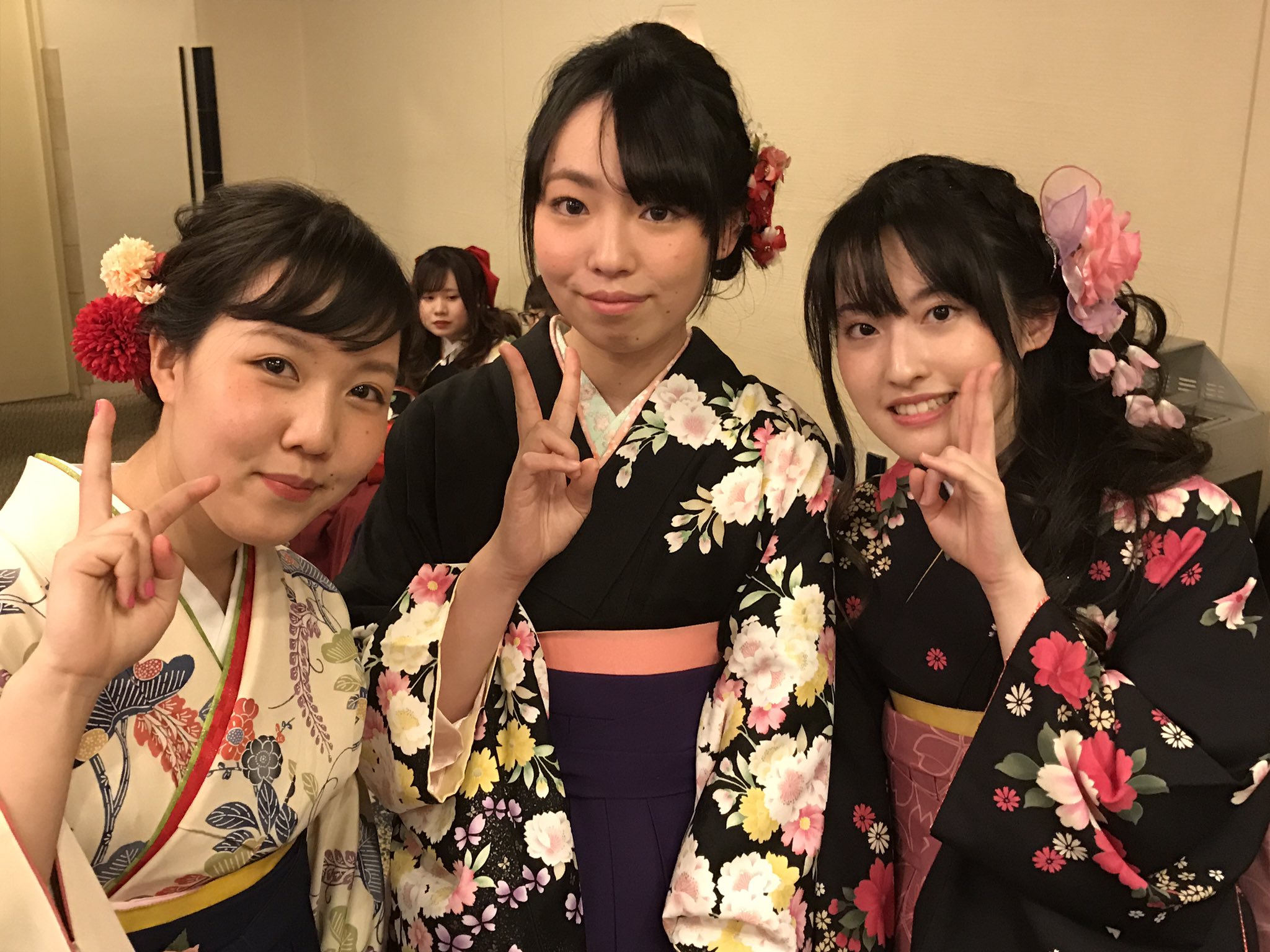 長岡こども福祉カレッジ 卒業式らしい 華やかな姿がとてもステキです ﾟ ﾟ W ﾟ ﾟ 式が終わってこれから 卒業記念パーティーに移ります 長岡こども福祉カレッジ 長岡 卒業式 エイシンカレッジ