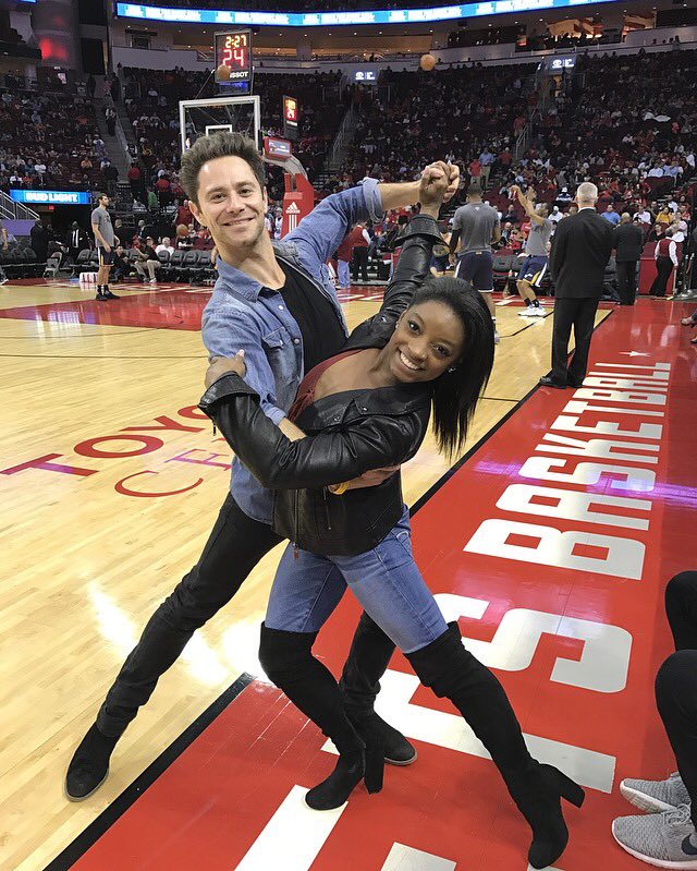 Simone_Biles's tweet photo. testing the floor @ the Rockets Game ๐๐ฝ @SashaFarber https://t.co/f1aaYpLIP7