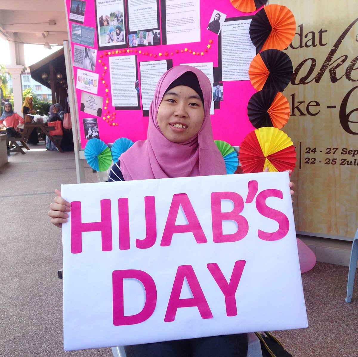UMKnation's tweet photo. Antara non muslim yang mencuba hijab di booth Hijab's Day. They looks so beautiful! #hijabsday #umkpc https://t.co/RPdd3Dvbdp