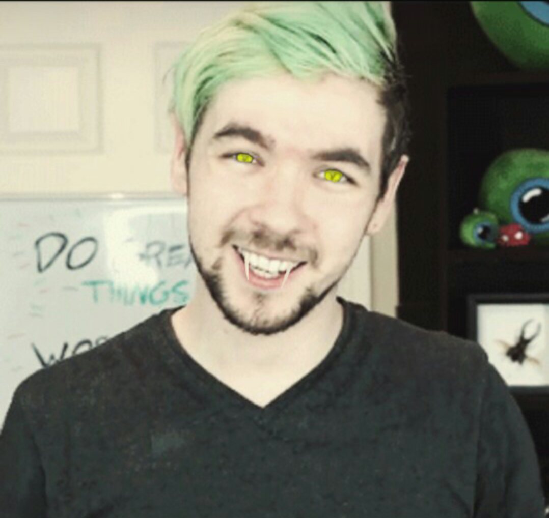 Hi! I'm Vampsepticeye!
Kind
Mean at some points
Friends with #Vampiplier
ALT account is @antispedicey 
Straight