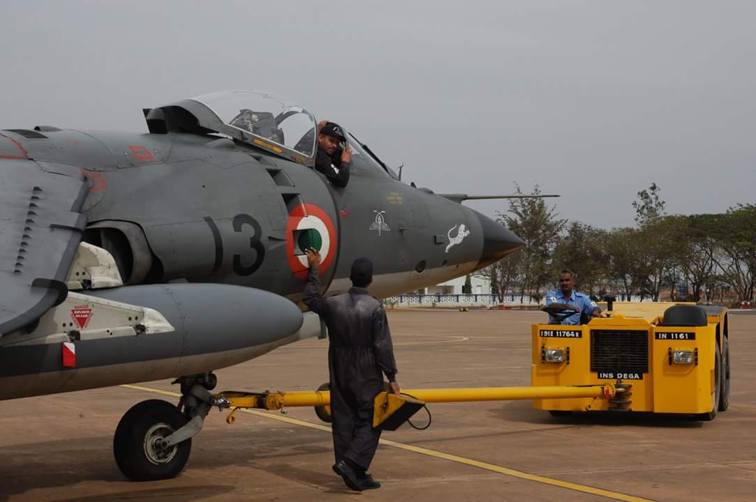 ruskievityazi's tweet photo. #SHar of #INAS300 'White Tigers' - Note torch like Sqn crest of #INAS552, designated Training OCU for Sea Harrier conversion on aft fuselage https://t.co/S3ZmbjGtWa