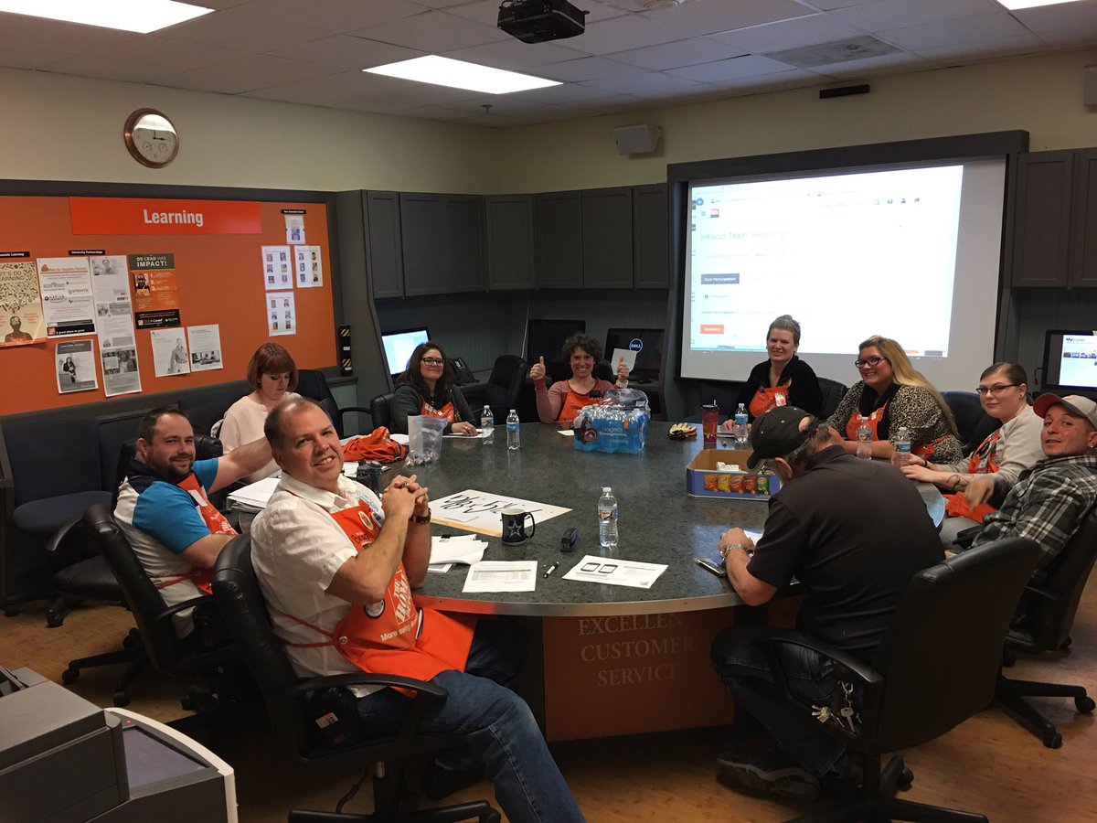 d30_4006's tweet photo. In Focus Team meeting, continuing to drive SAFETY in our store. 235 days safe and counting! Great job! https://t.co/VuEv0sldqQ