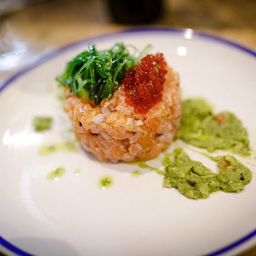 No me digas que hoy no pega un buen #Tartar de Salmón en #TuBarrio y con los de #TuBarrio. #LaEscondida #TapasSevilla #Juernes