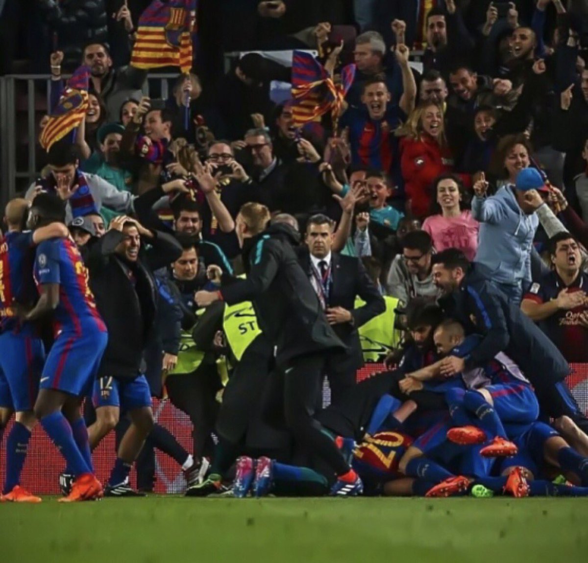 Rafinha's tweet photo. What a night!! This is football. ⚽️🔴🔵 https://t.co/OHLgf31xYB