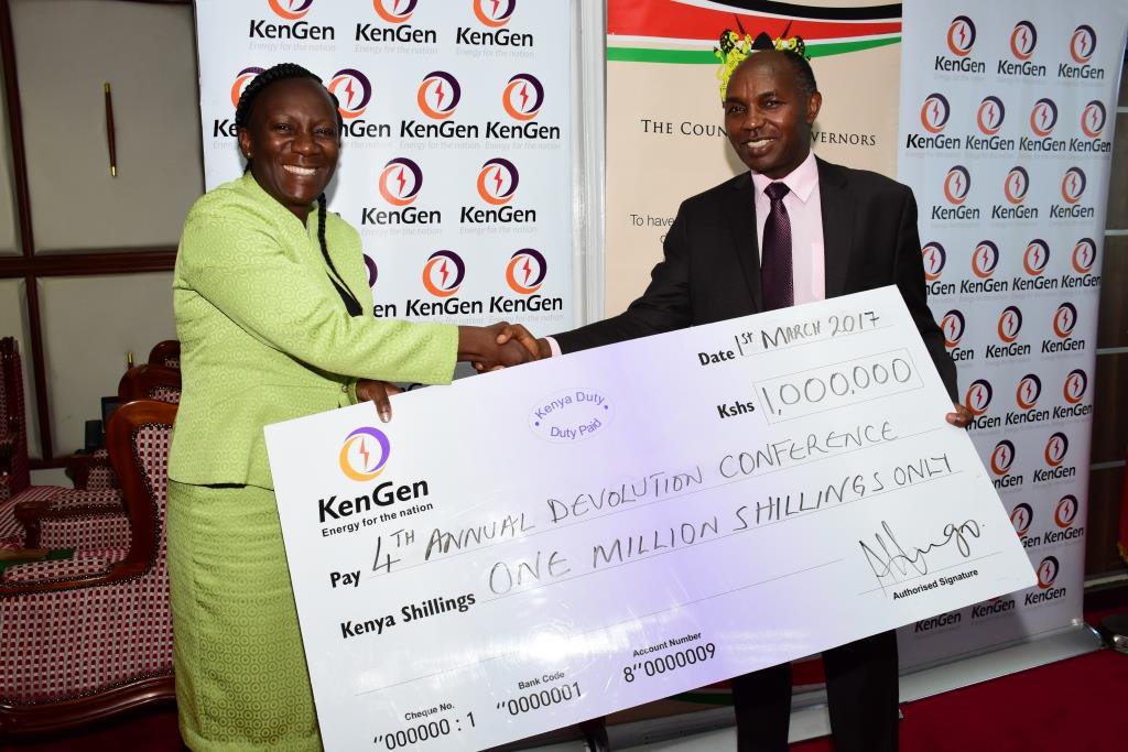 KenGenKenya's tweet image. MD &amp;amp; CEO Eng.@AmugoMugo presents our donation to Jackline Mugeni CEO @KenyaGovernors #DevCon2017 #devconference17