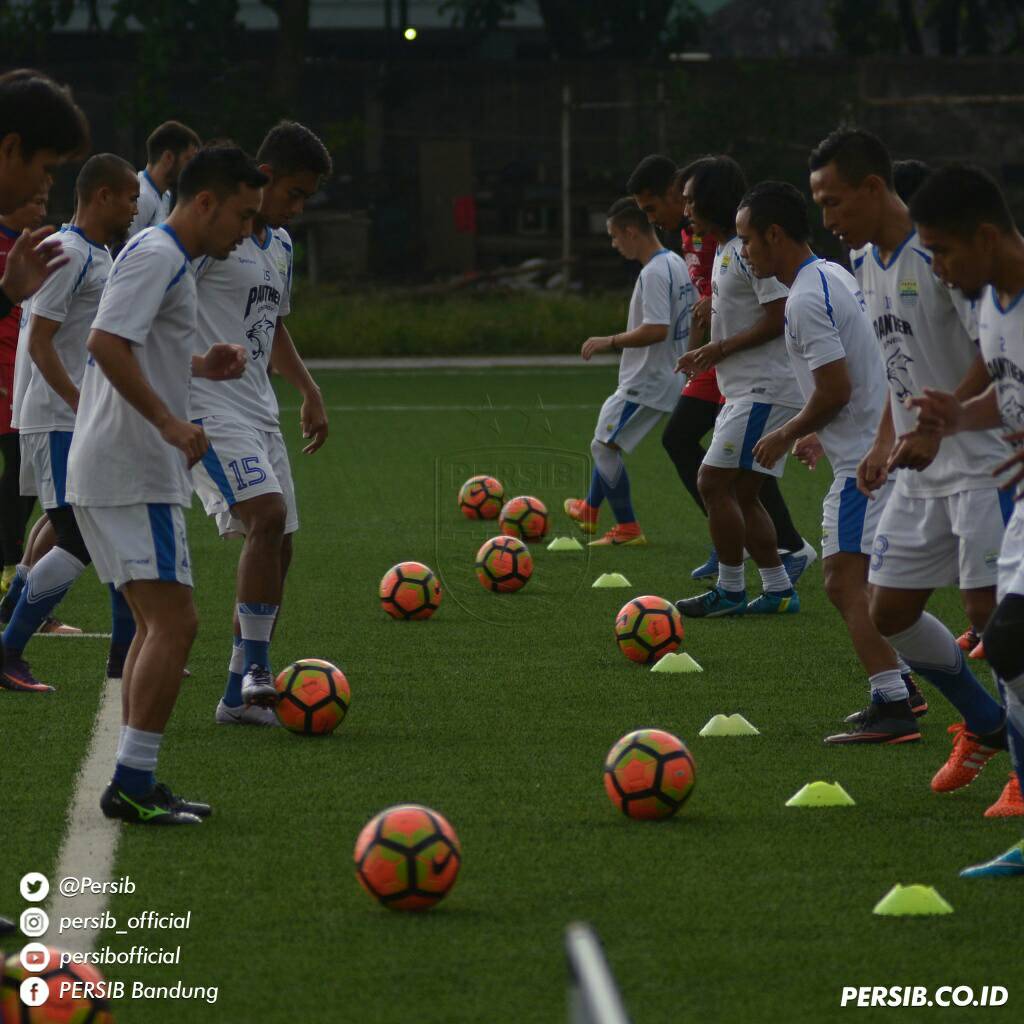 persib's tweet photo. Selamat sore. Latihan di Lodaya sore ini #PERSIB #PERSIBPresiden https://t.co/hRgeAZAsDa