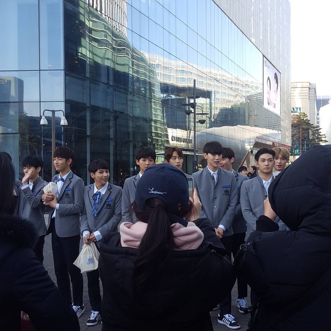 jellyfishboys's tweet photo. [FANTAKEN] 170309 Each boy is handing out gifts to all people there

© woohyeoking
#jellyfish #produce101 #프로듀스101 #mnet #vixx #gugudan https://t.co/ycz6t9PumA
