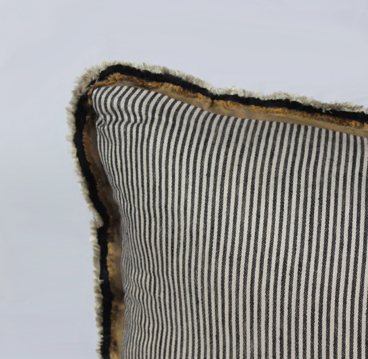 InkyVelvetltd's tweet photo. Details up close! Bold and beautiful Hoxton cushion by Inky Velvet #home #decor #interiors #design https://t.co/ph8yi0tvPg