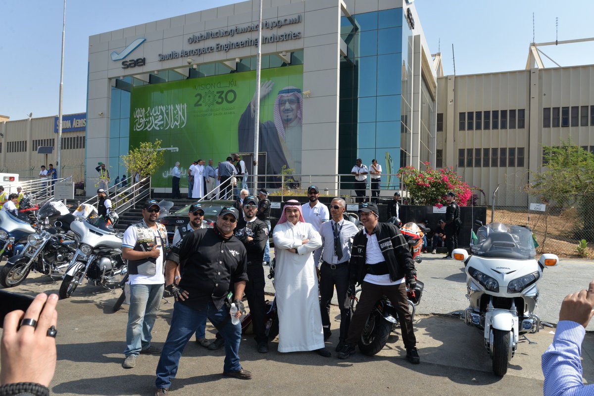 Saudiatechnic's tweet photo. @SAEIMEDIA 
تجمع فريق منسوبي #السعودية_لهندسة_وصناعة_الطيران للدراجات النارية استعداد للانطلاق الى
#مهرجان_جدة_الدولي_للدراجات_النارية
#SAEI https://t.co/1T9hPewjrV