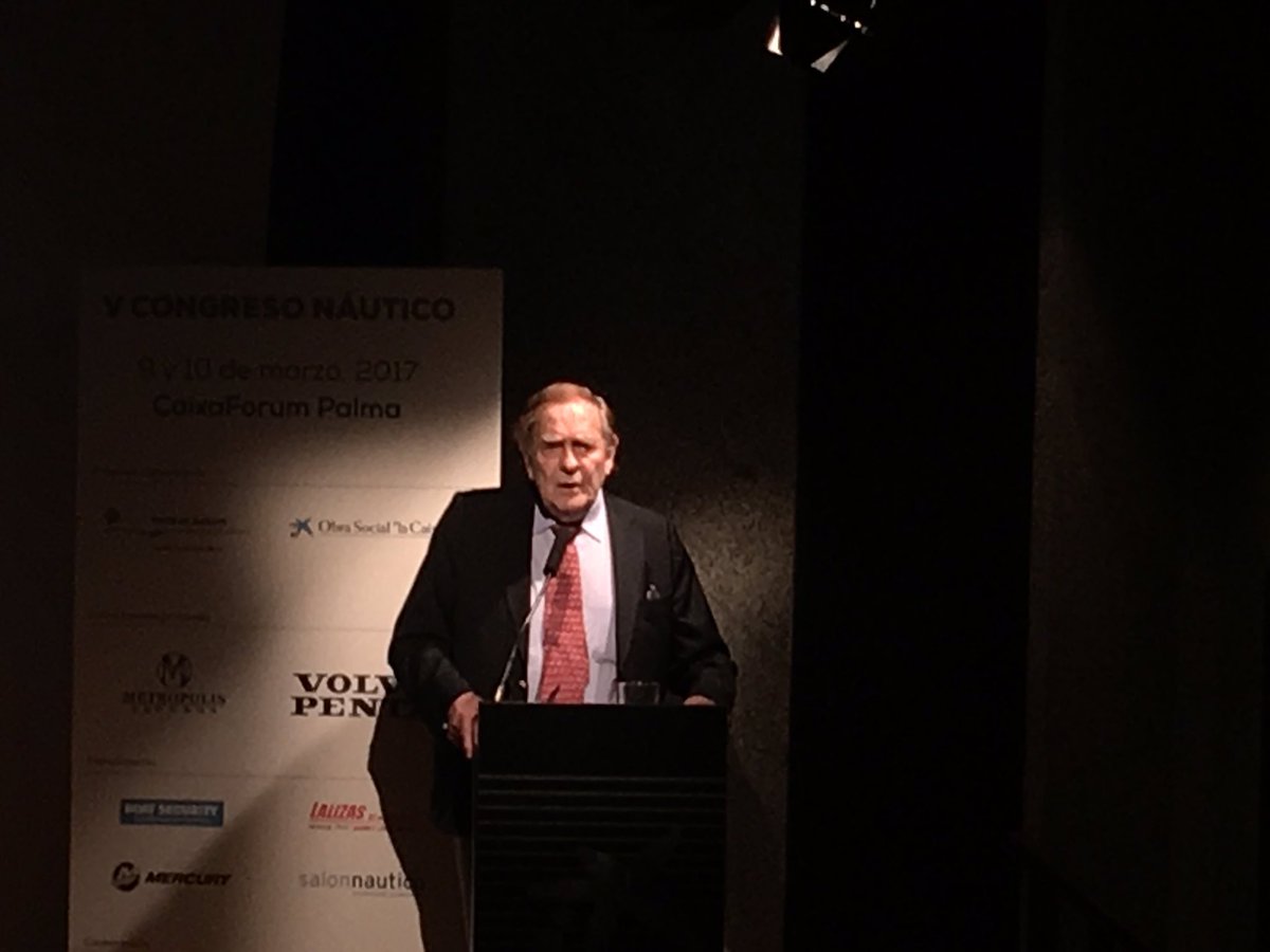 DavidMedialdeaF's tweet image. Escuchando la clase magistral de #RamonTamames hablando del #efectotrumpIMF y los carpinteros de ribera a la vez, él lo hace así de fácil