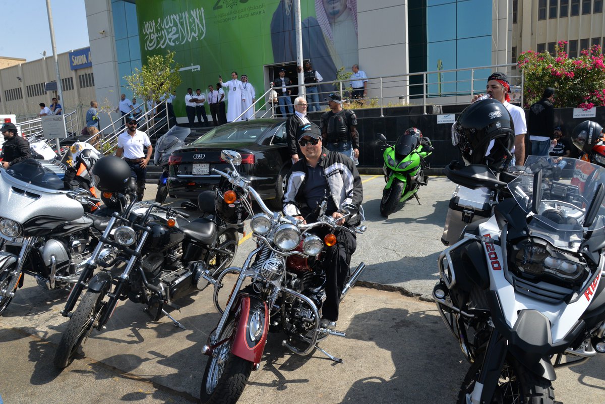Saudiatechnic's tweet photo. @SAEIMEDIA 
تجمع فريق منسوبي #السعودية_لهندسة_وصناعة_الطيران للدراجات النارية استعداد للانطلاق الى
#مهرجان_جدة_الدولي_للدراجات_النارية
#SAEI https://t.co/1T9hPewjrV