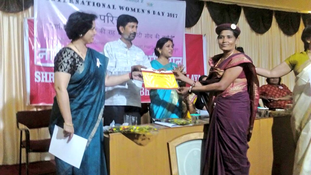 NariSamman's tweet photo. Celebrating #IWD2017 
In pictures: (Left) Mrs. Jaya Mishra, V.P.of Gangajali Edu Society, Chhattisgarh presenting the #NariSamman Awards. https://t.co/njBWhIBWev