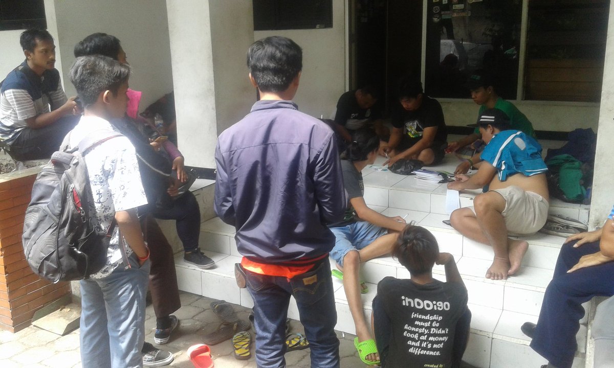 emosijiwakucom's tweet photo. Semakin siang semakin ramai anak sekolah pulang langsung pesan tiket di mes https://t.co/lrktNrFNKC