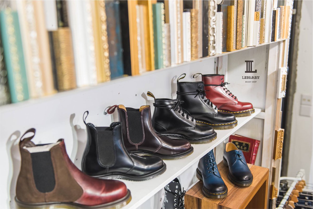 LIBRARYTAIWAN's tweet photo. 我們 #LIBRARYTAINAN 的 Dr. Martens 專區是不是覺得哪裡不太一樣呢！
無論最經典的基本款 或是 個性十足極美的款式都非常多！
快來快來店上挑選專屬於你的馬汀呦！
#librarytaiwan #LIBRARYTAINAN #drmartens https://t.co/olok4nRBcR
