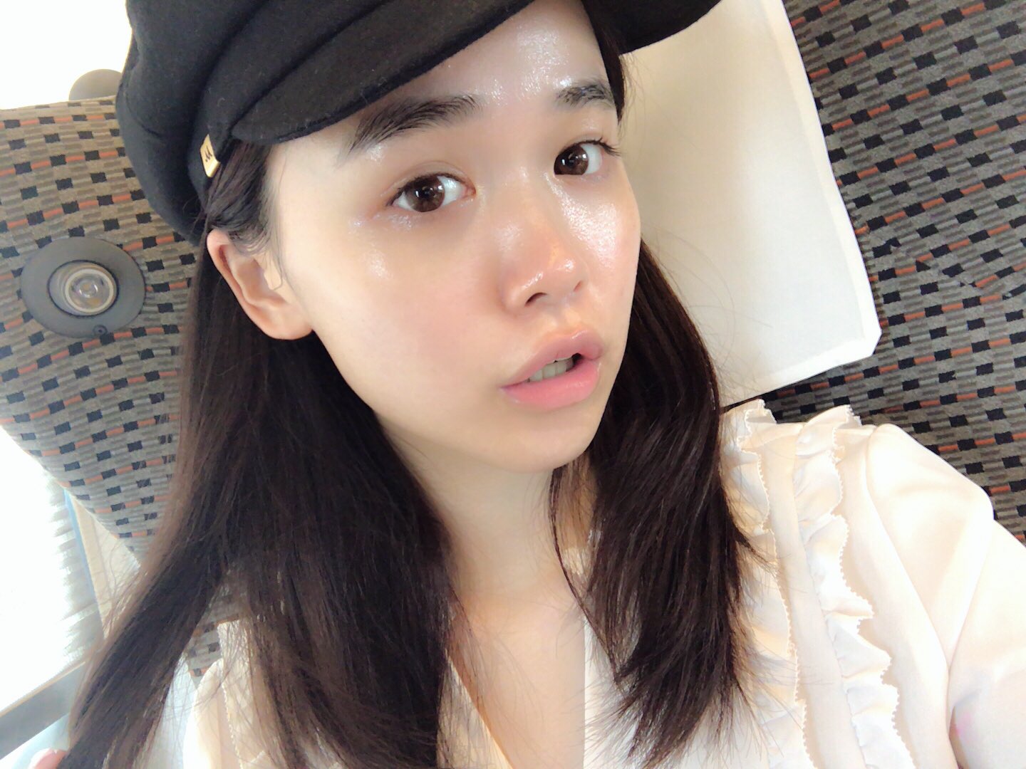 ゆうこす リバイバルオーディション 移動中や 仕事が無い日は基本的に すっぴん で 水分を たっぷり含ませる 色んなスキンケア試して今のやり方に行き着いてから肌の調子がかなり良い 2枚目の写真は4年前の写真 肌から血が 女の子は肌が命 実は今