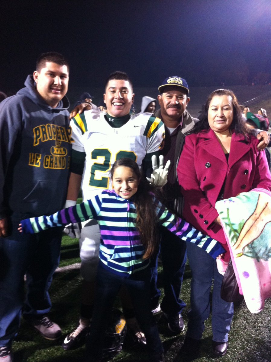 Dieeego_22's tweet photo. #3peat🙏🏽🏆 Nobody in the 209 could fuck with the LGHS Football team back in the day! https://t.co/RFTseXqmQv