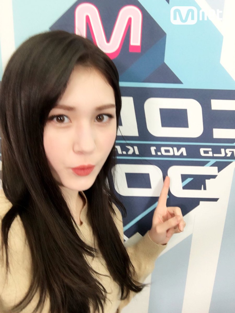 어머나어머나 대기실에 강림한 소미쓰~ 오늘은 #Happysomiday 이자 6시에 #유후 음원발매날이자!!! 바로 #엠카운트다운 생방날이쟈나~~ 겹경사네~~ 어제도 오늘도 이뻤던 소미쓰 내일도 모레도 영원히 이쁘쟈~ #소미 와 함께 #엠카 본방사수!