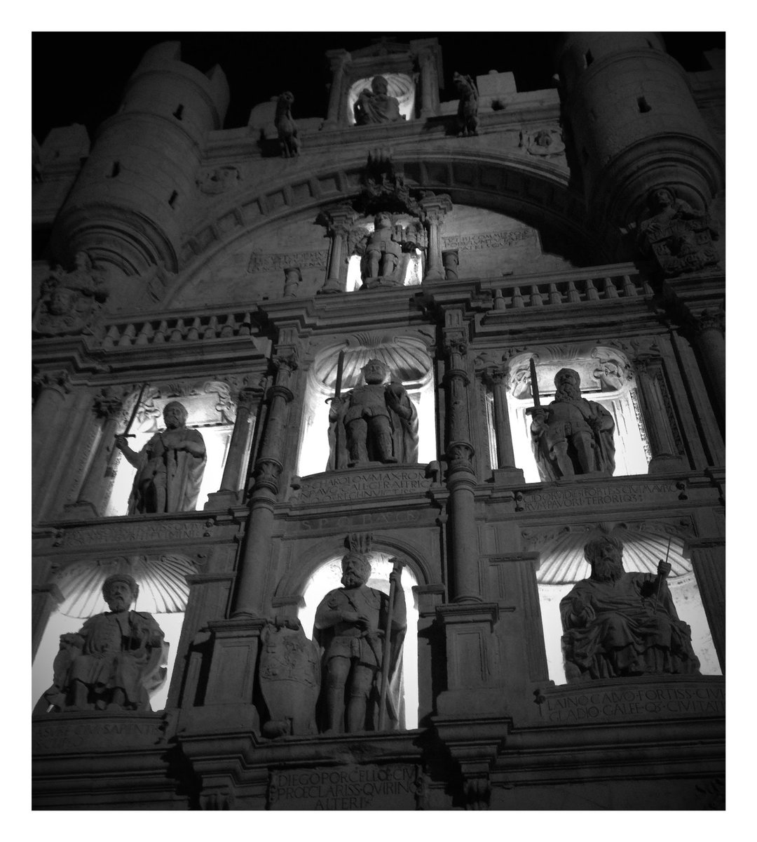 nachosolanaf's tweet photo. Un retablo de historia que abre paso a la catedral más bonita del mundo. #arcodesantamaria @catedralDburgos #Burgos https://t.co/zl3nJ7eRmt