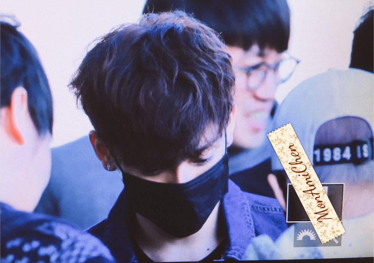 MonAmiChen's tweet photo. 170309 GMP 출국 #종대 #CHEN 파마하고 귀걸이하고😭😭😭😭😭 https://t.co/8YUdKTvImu