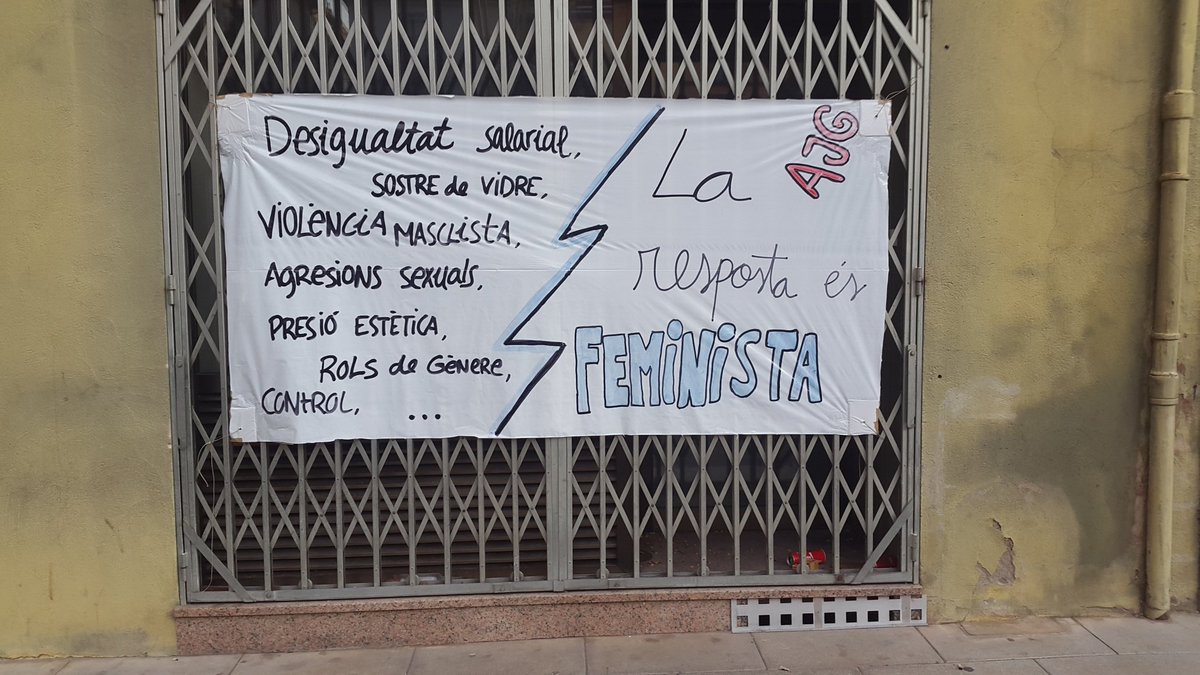 lluiscacau's tweet photo. Avui com ahir. 
Sempre #Feminisme
Pancarta a la plaça major d #Olot
@ajgarrotxa https://t.co/oFL8jmuIHW
