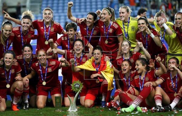 Lucia_Santiago_'s tweet photo. Ayer miles de niñas no pudieron ver a estas 23 futbolistas conquistar el primer título de España en categoría absoluta. No hubo TV #futfem https://t.co/6n2PkjEKYG
