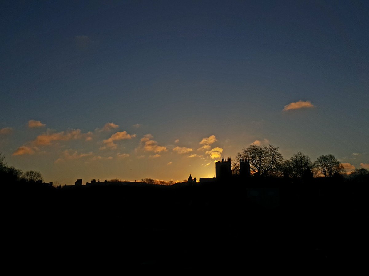 No21York's tweet photo. Beautiful sunrise over the York Minster this morning.
#YorkMinster #AmazingYork #VisitYork #WelcomeToYorkshire #Sunrise #DayBreak #York https://t.co/xwoJMdkpBZ