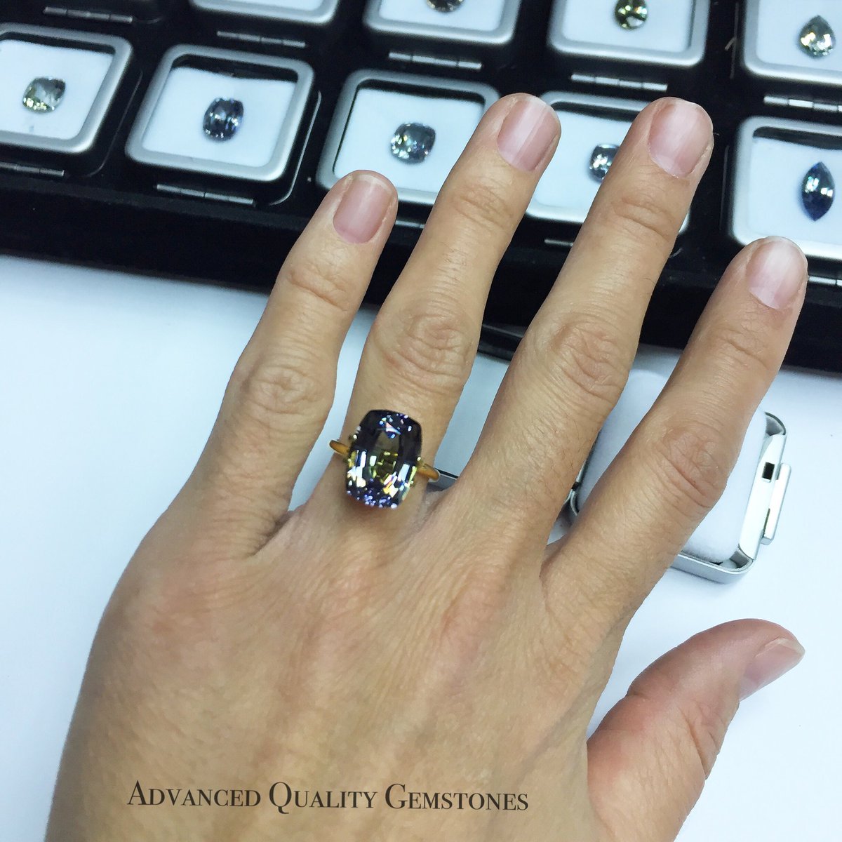 AdvancedQGems's tweet photo. 7.43cts #tanzanite #ring #bling #gem #gemstone #diamond #jewelry #gorgeous 
IG : @advancedqualitygemstones https://t.co/sJkAFzmRMB