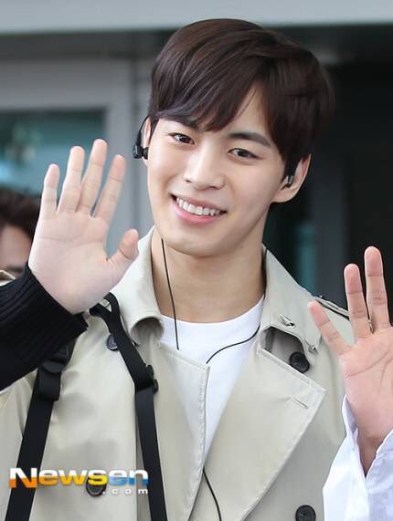 VIXXbiased's tweet photo. [PIC/PRESS] 170309 #VIXX #빅스 #HONGBIN #홍빈 @ Incheon Airport depart to JAPAN (©as tagged) https://t.co/69kIyCZrR3