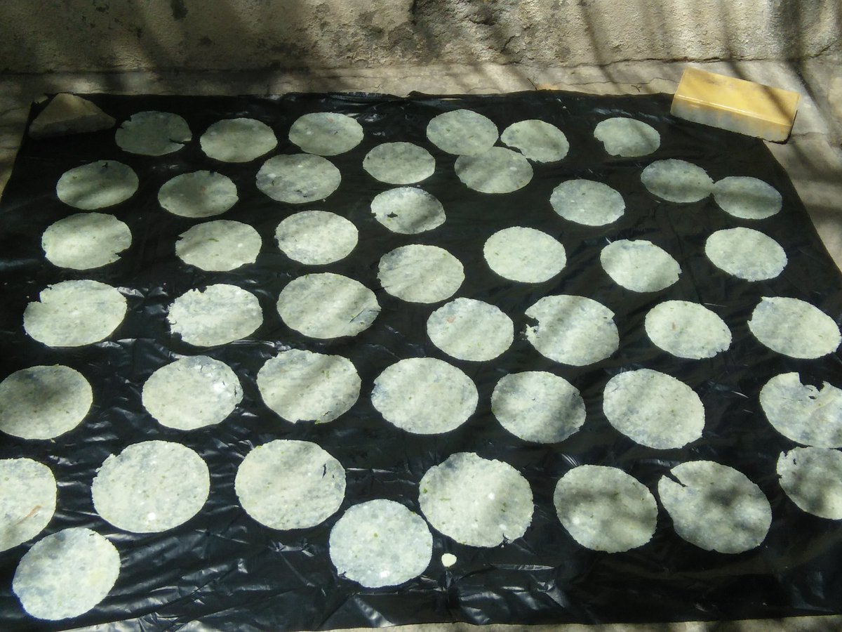 iampallavi16's tweet image. Mom is making Sago-potato papad. . 😋😋 #FastSpecial
@SanjeevKapoor @SKRecipes @SaranshGoila @ranveerbrar