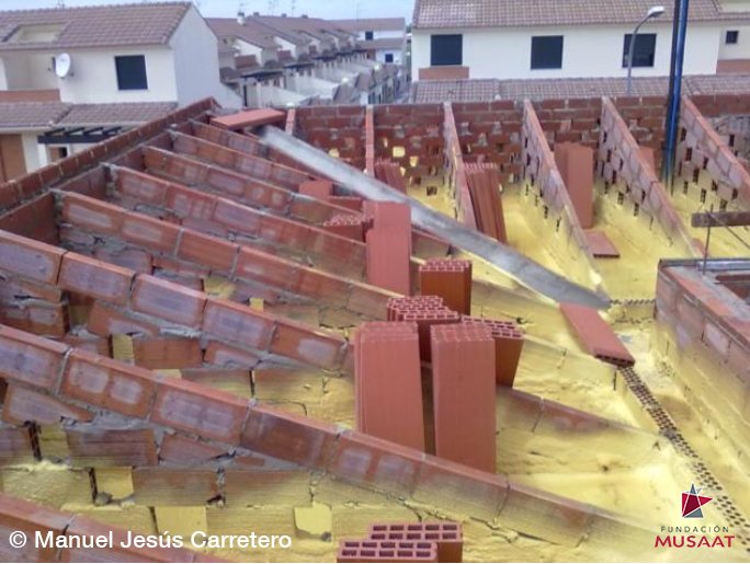 En cubiertas inclinadas con pendientes superiores al 15% la impermeabilización deberá fijarse mecánicamente 📌🔨 bit.ly/1WgQHHf