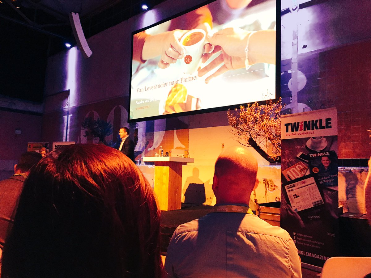 Sander van de Linden van <a href="/DouweEgbertsNL/">Douwe Egberts</a> opent #b2bsum #b2b #digital