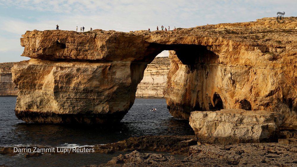 nytimes's tweet photo. The Azure Window of Malta, known to many from "Game of Thrones," collapsed into the sea https://t.co/BfmLUakMfc https://t.co/fVXqQCf5X1