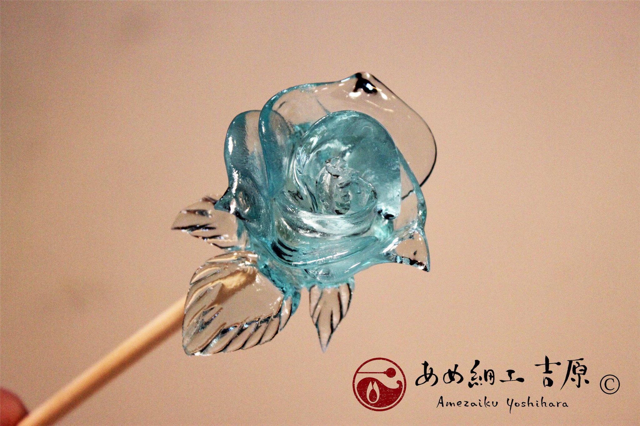 あめ細工吉原 Amezaiku 今年もバラのモチーフを色々と 透明なバラの花 飴を練らずにそのまま細工したもの 仕上げに表面を溶かすことで艶を浮き上がらせます 昔ながらの作り方と違い 手間と時間をかけた一品 舐めると